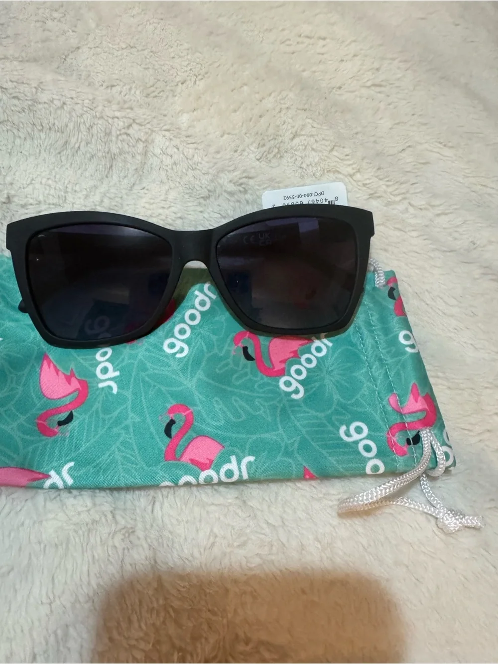 Classic Black Cat-Eye Sunglasses with Gradient Lenses